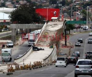 La construcción del paso a desnivel se detuvo desde diciembre y debió retomarse la segunda semana de enero, pero no fue así.