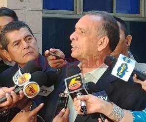 Porfirio Lobo Sosa acompañó a Rosa Elena a la audiencia de este jueves. (Foto: Alejandro Amador / EL HERALDO)