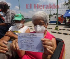 Algunas personas pidieron aventón para poder vacunarse. Fotos: Johny Magallanes/El Heraldo.