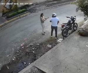 El hombre le arrebató el bolso a la mujer y huyó en su motocicleta.