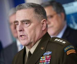 'Nadie niega el derecho de Israel de defenderse', declaró Milley a los periodistas que lo acompañaron en un vuelo a Bruselas para una reunión de la OTAN. Foto: AFP
