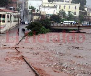 Los puentes permanecerán cerrados por la crecida de ríos. Foto: Efraín Salgado/ EL HERALDO