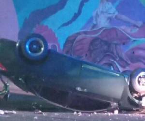 El automotor quedó completamente destruido tras el impacto. Testigos incluso relataron que se escuchó un fuerte estruendo al momento del accidente.