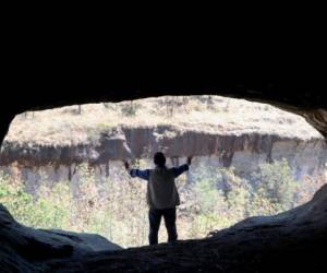 Desde el interior de la Cueva de El Chamán en Ayasta, la luz abre el mundo, pero dentro de ella hay tantos dibujos como preguntas. Foto: Eduard Rodríguez / El Heraldo.