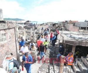 El presidente Hernández realizó un recorrido por la isla de Guanaja para visualizar los estragos del incendio. Foto: El Heraldo