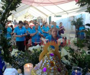 En medio de cafetales, la familia Lira preparó un altar para la Morenita, adornado con la Bandera y flores cosechadas en la zona. Foto: Juan Flores/EL HERALDO