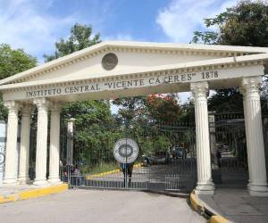 Miles de estudiantes de institutos como el central Vicente Cáceres se preparan para recibir sus títulos en ceremonias que marcarán el cierre del año académico.