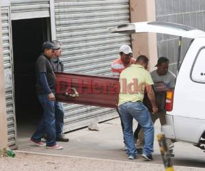 Momentos en que reclaman el cadáver de Héctor Noé Pineda.