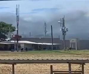 Hasta el lugar ya ingresaron dos unidades del cuerpo de Bomberos para sofocar el fuego.