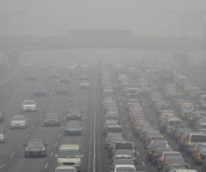 La circulación de los vehículos en la capital y otras entidades del norte se ha detenido ante el alarmante incremento de la contaminación. Fotos AP