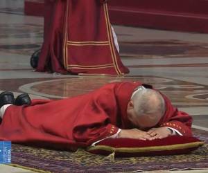 Este rito de Viernes Santo, el que se conmemora el martirio de Jesús de Nazaret, es uno de los más solemnes del calendario litúrgico.