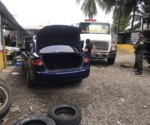 Así inspeccionaron este vehículo los agentes policiales en un taller de San Pedro Sula. (Foto: Red Informativa en Twitter)