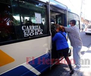 Las autoridades del IHTT informaron que la primera ruta en aplicar el plan es la de El Carrizal-La Sosa. A las unidades se les pegarán stickers para hacer denuncias. Foto: Jhony Magallanes/El Heraldo