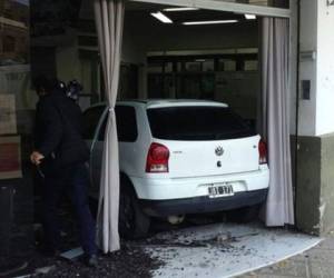 La mujer buscaba ser atendida pero al no serlo quiso llamar la atención de otra manera y lo logró. (Foto: Infobae)