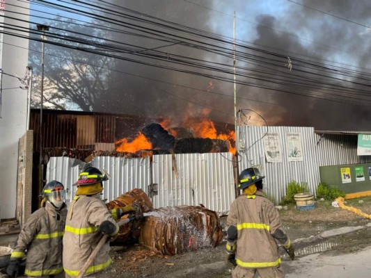 El Cuerpo de Bomberos de Honduras apagó las llamas en el lugar.