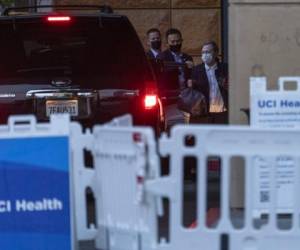 El expresidente Bill Clinton salió de las instalaciones con mascarilla y acompañado por su esposa, Hillary. Foto: AP