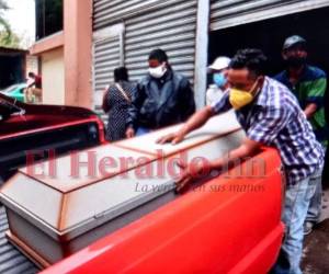 Momento en que los familiares retiraban el cadáver. Foto: Estalin Irías/ EL HERALDO