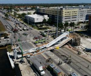 Al menos ocho vehículos quedaron atrapados bajo el puente, había dicho el jefe de la división de Rescate del Departamento de Bomberos de Miami-Dade, Paul Estopinan. Foto AP