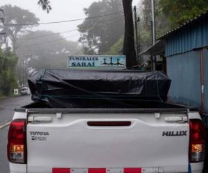 Un ataúd forrado con restos de plástico negro en un camión funerario frente al Hospital Nacional General de Neumología y Medicina Familiar Saldaña en San Salvador. Foto: Agencia AFP.