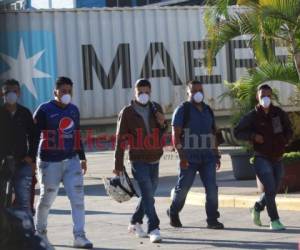 Varios empleados de maquilas tuvieron que llegar a sus trabajos caminando. Foto: Alex Pérez/EL HERALDO.