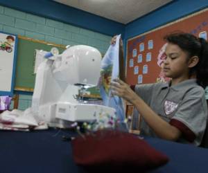 En la Escuela Profesor Raúl Zaldívar, los alumnos son capacitados en corte y confección.Foto:Alejandro Amador/El Heraldo