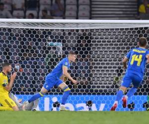El delantero ucraniano Artem Dovbyk celebra su segundo gol durante el partido de fútbol de octavos de final de la UEFA EURO 2020 entre Suecia y Ucrania en Hampden Park en Glasgow. Foto:AFP