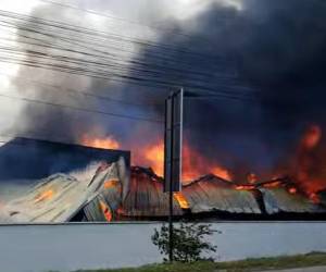 Un fuerte incendio se registra en una empresa dedicada a productos de madera en Choloma, Cortés. Los daños son cuantiosos y se reportó que los empleados salieron a tiempo.