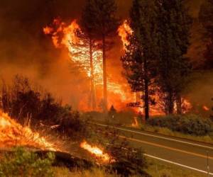 Más de 85 grandes incendios forestales estaban ardiendo en todo el país, la mayoría de ellos en los estados occidentales. Foto: AP