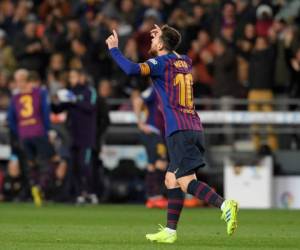 El delantero argentino de Barcelona, ​​Lionel Messi, celebra después de anotar durante el partido de fútbol de la liga española FC Barcelona contra el Valencia CF en el estadio Camp Nou de Barcelona el 2 de febrero de 2019. / AFP / LLUIS GENE.