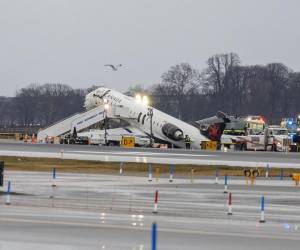 El controlador aéreo del aeropuerto LaGuardia de Nueva York admitió por radio haber “metido la pata” minutos después de la colisión entre un avión y un camión de bomberos que dejó dos pilotos muertos, según audios difundidos por medios, mientras las autoridades investigan las causas del accidente. Aquí las imágenes de la tragedia.