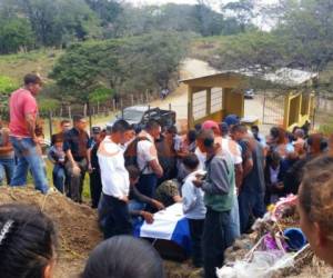 Familiares y compañeros de la DPI acudieron el entierro del agente (Foto: El Heraldo Honduras/ Noticias de Honduras)