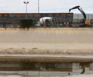 Así es el nuevo muro que construyen trabajadores estadounidense. Foto: Agencia AFP