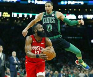 Harden anotó 42 puntos antes de salir por acumulación de faltas sobre la final del último cuarto. Foto:AP