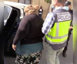 Una de las detenidas a punto de subir a la patrulla policial en Cadiz, España. Foto: Policía Nacional de España