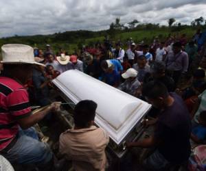 Familiares y vecinos asistieron al entierro de Jakelin Caal, la niña de 7 años que murió bajo la custodia de la Patrulla Fronteriza de Estados Unidos. Foto: AFP