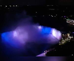 La impresionante caída de la catarata fue el lienzo perfecto para los colores azul, blanco y azul de nuestra Bandera Nacional.