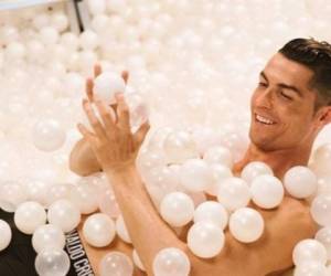 Cristiano Ronaldo colocó tres emojis que hicieron acompañar la controversial imagen en su cuenta de Instagram.