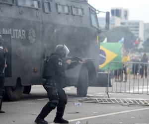 Las fuerzas de seguridad se enfrentan a los partidarios del expresidente brasileño Jair Bolsonaro que invaden el Palacio Presidencial del Planalto en Brasilia el 8 de enero de 2023. Cientos de partidarios del expresidente de extrema derecha de Brasil, Jair Bolsonaro, rompieron las barricadas policiales e irrumpieron en el Congreso, el palacio presidencial y el Supremo. Court el domingo, en una protesta dramática contra la toma de posesión del presidente Luiz Inacio Lula da Silva la semana pasada.