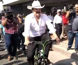 El exmandatario llegó en bicicleta a la marcha que se conduce al centro de la capital.