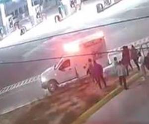 A pesar del impacto, el vehículo logró detenerse sin lesiones graves para sus ocupantes.