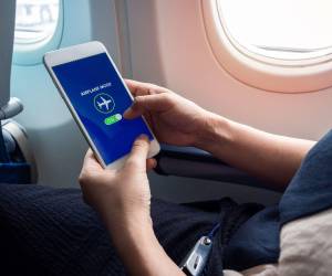 El modo avión desconecta la señal del teléfono para evitar interferencias con los sistemas de navegación del avión, aunque también sirve para alargar la batería del dispositivo.