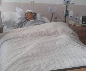 Flavia Amador clama ayuda para salvar a su madre quien necesita una cirugía urgente luego de haber sufrido derrame cerebral.