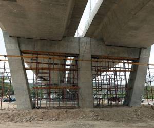 . Los conductores deberán esperar para volver a utilizar el puente Papa Francisco, pues la Alcaldía prioriza las reparaciones y la seguridad antes de habilitar el paso.