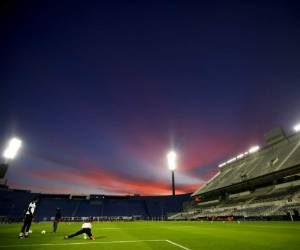 Jugadores de la Liga de Quito se estiran previo al partido contra Vélez Sarsfield por la Copa Libertadores en Buenos Aires, el jueves 13 de mayo de 2021. Foto:AP