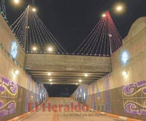 La decoración de las miles de luces en los túneles y otras obras viales lucen hermosas. Foto: Efraín Salgado/ EL HERALDO