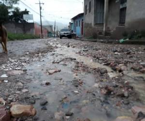 Pobladres de la colonia Reynel Fúnez aseguran que las vías de ese sector están intransitables desde hace más de un año. Fotos: EL HERALDO