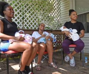 Daneesha Haynes (izquierda) junto a su hijo Emrie, Ariel Williams (cento) con Sincere Young y Ashley Haynes (derecha) con Adrion. Foto: Jason J. Molyet, Mansfield News Journal