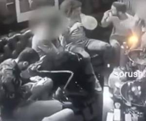 El vídeo fue captado por una cámara de seguridad y difundido por el medio The Sun. (Foto: Captura de Pantalla)