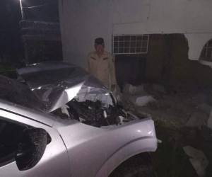 El pick up luego de atropellar al menor derribó la pared de una vivienda.