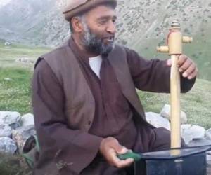 El afgano tocaba el ghichak y cantaba canciones tradicionales sobre su lugar de nacimiento, su pueblo y Afganistán en general. FOTO CORTESÍA: Twitter